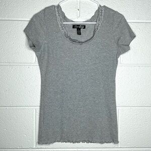 < Y2K Zena Gray Lace Trimmed Lettuce Hem Top >
